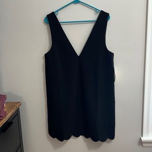 Shift dress with scalloped bottom